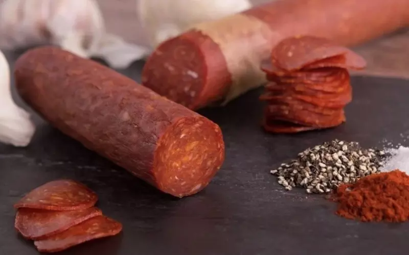 Pepperoni được chế biến rất đơn giản