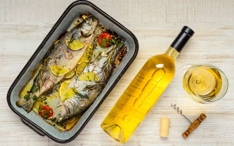 Rượu nấu ăn là một trong những loại nguyên liệu được dùng để chế biến các món ăn