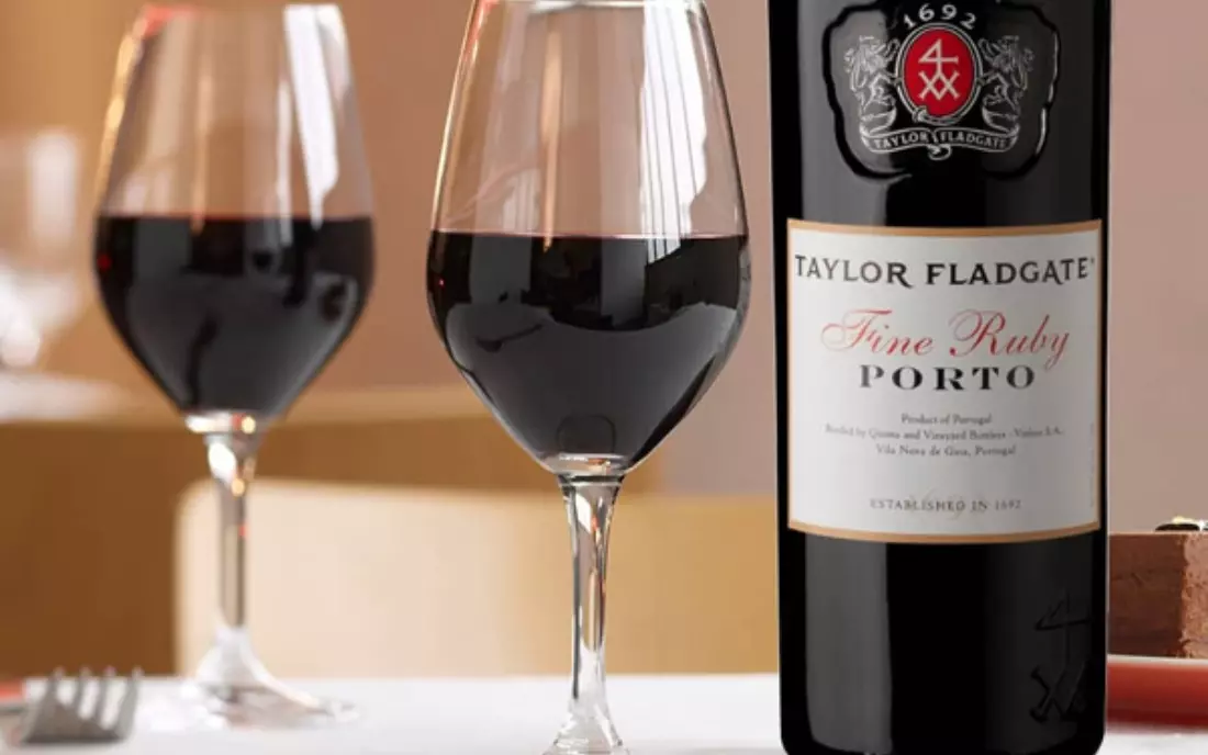 Rượu Porto để chế biến thành các loại nước sốt để phủ lên các loại bánh ngọt socola