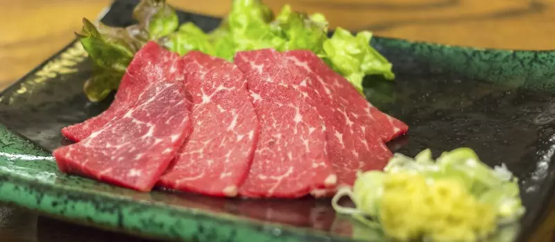 Basashi sashimi mang một màu đỏ au đẹp mắt