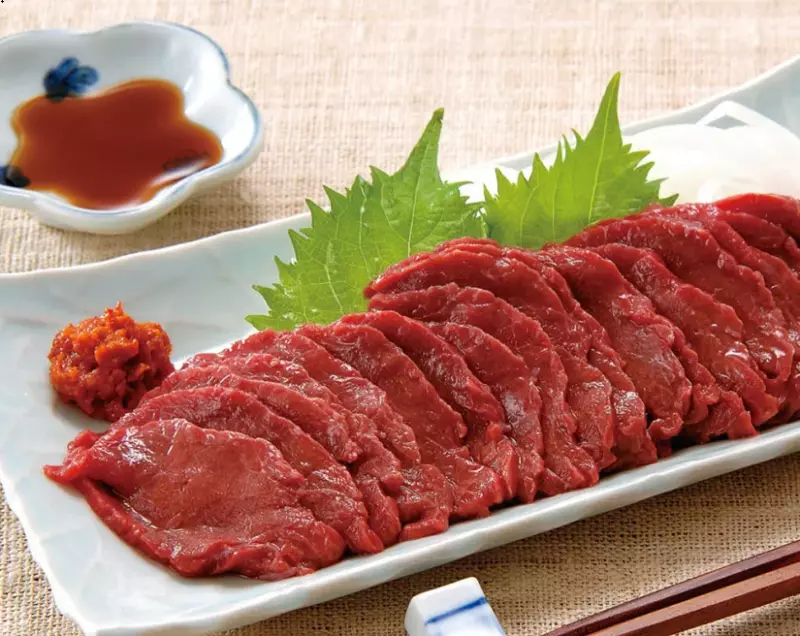 Người Nhật còn lựa chọn các loại thịt như rùa, ngựa, bò, hươu thái thành từng lát