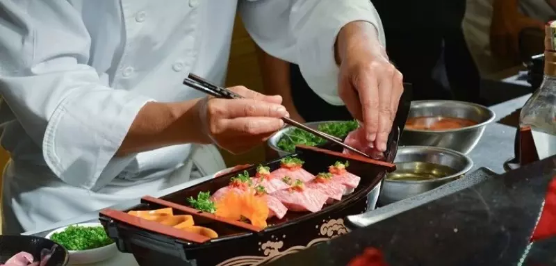 Các phần sashimi đều được các đầu bếp bày trí đẹp mắt