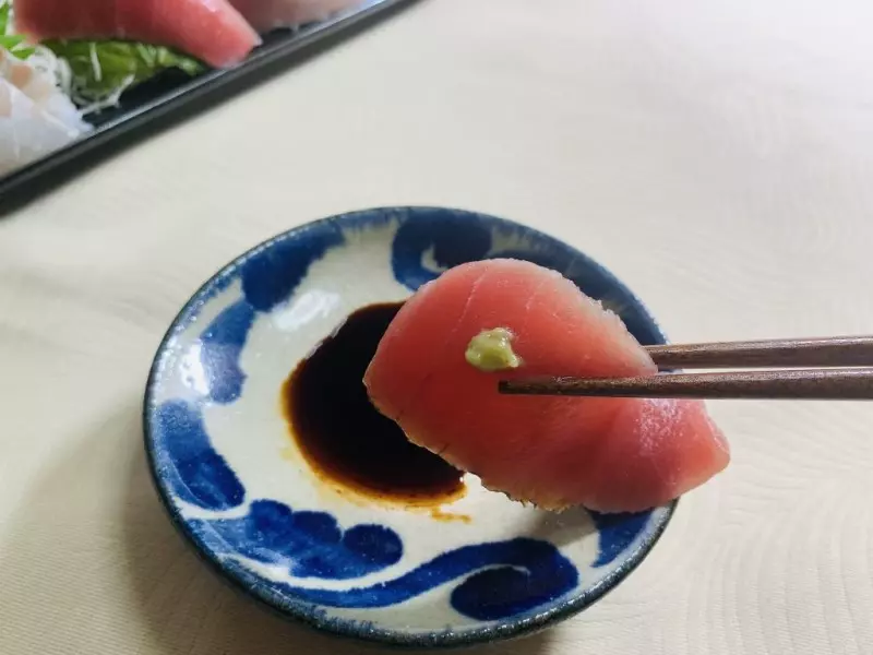 Thực khách nên dùng đũa lấy một miếng cá ra từ dĩa sashimi