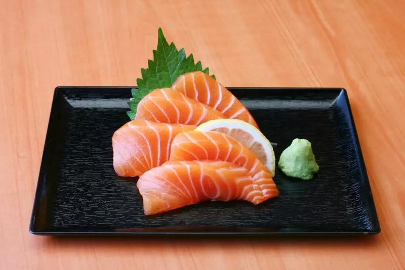 Sashimi cá hồi luôn là món ăn được nhiều người lựa chọn