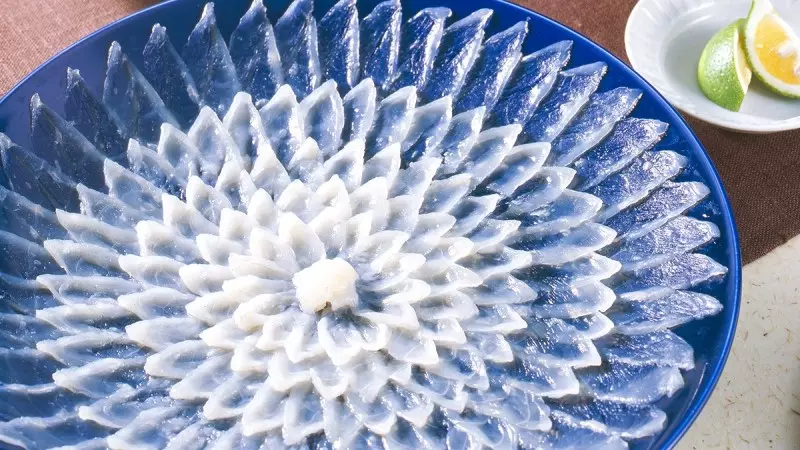 Vì hiếm và chế biến công phu nên sashimi cá nóc thường được đánh giá cao