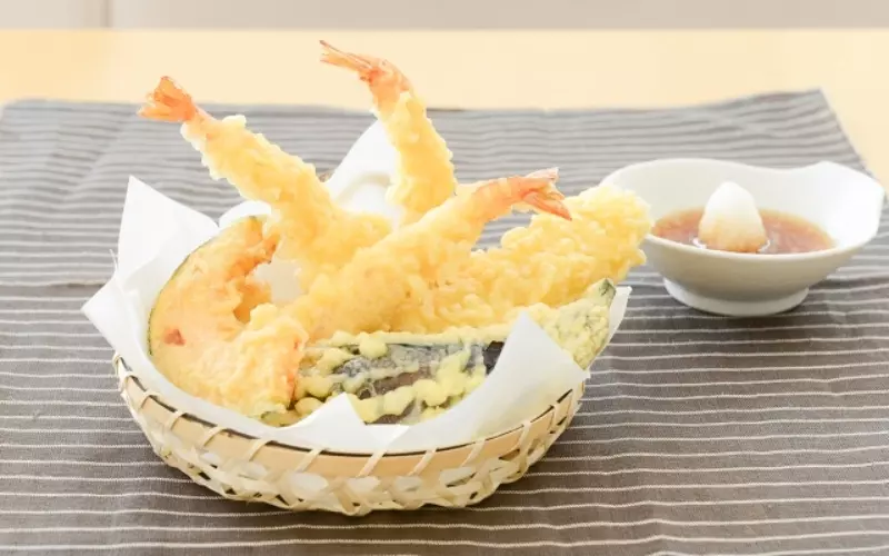 Phần bột tempura thông thường sẽ bao gồm bột mì, trứng muối nở (bột nở), tinh bột, dầu