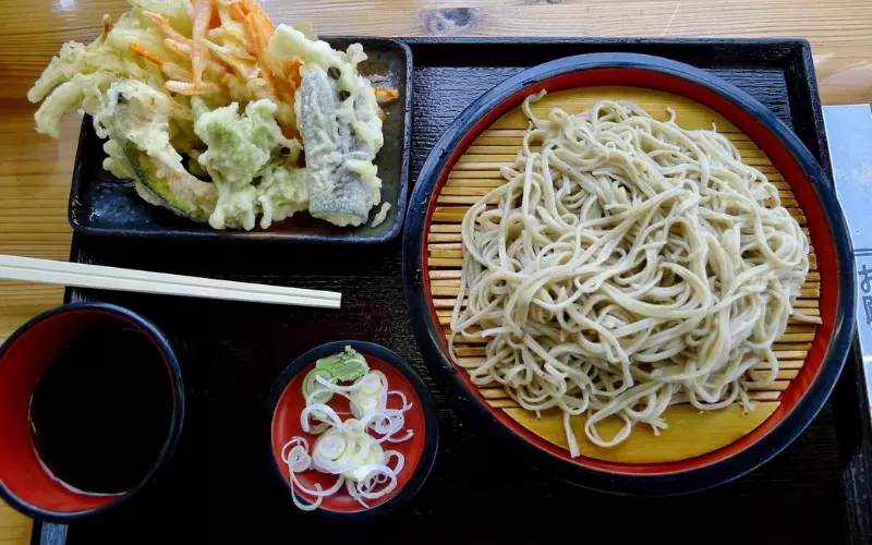 Món mì lạnh được kết hợp giữa mì lạnh Zaru Soba và tempura