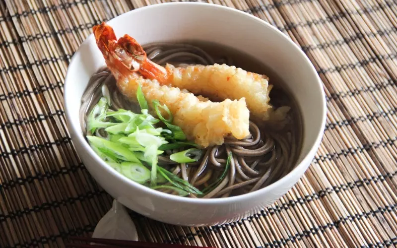 Món mì nóng đã có từ thời Edo thường được ăn kèm với tempura