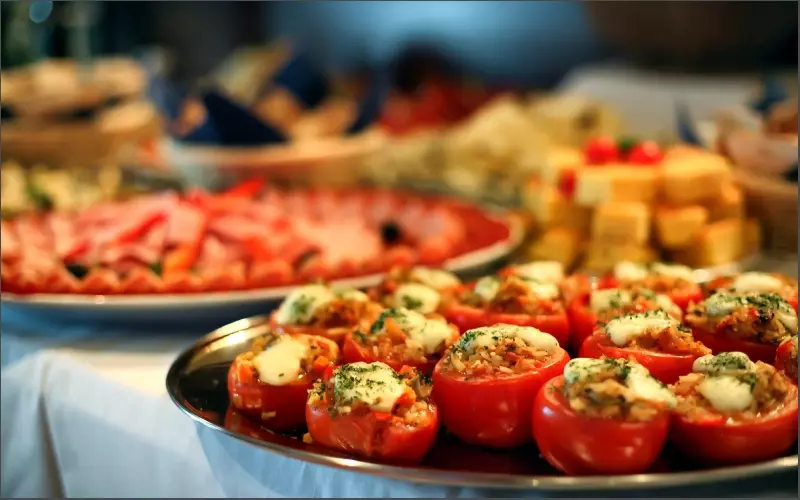 Finger Food là loại hình tiệc nhẹ gồm những món ăn nhỏ gọn để thực khách dễ dàng dùng tay thưởng thức