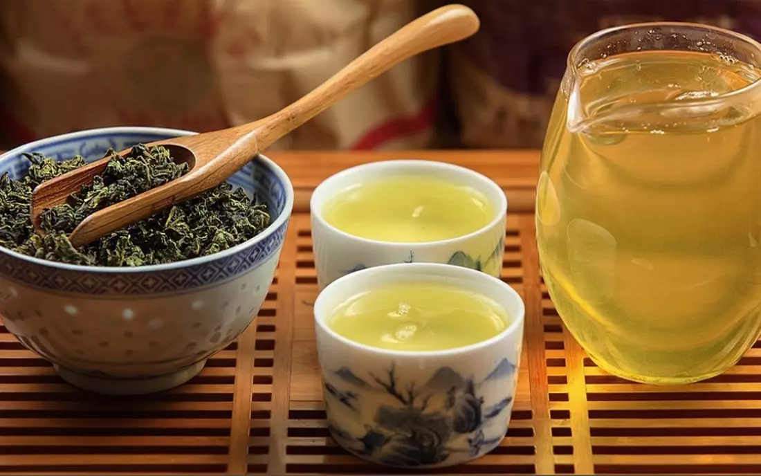Trà là loại thức uống được làm ra bằng cách ngâm các bộ phận của cây chè