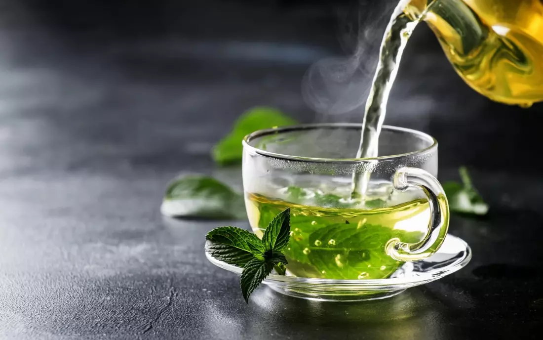 Trong trà có chứa nhiều chất chống oxy hóa và caffeine