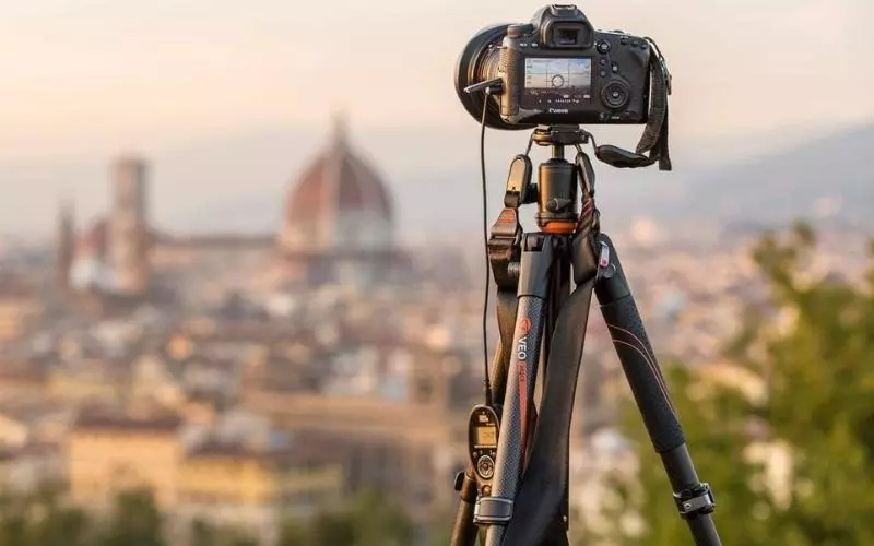 Tripod là tên gọi của một phụ kiện có 3 chân trụ