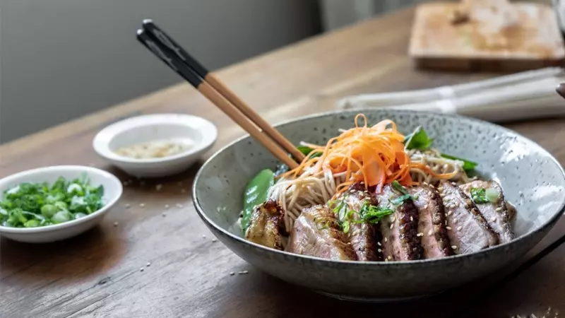 Mì soba vịt sốt teriyaki mềm ngọt bên trong, dai giòn bên ngoài, rất bắt vị