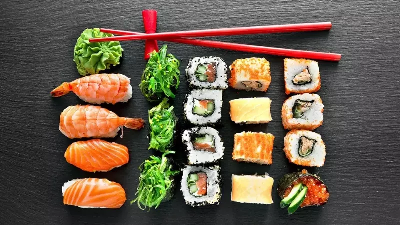 Sushi trông đơn giản nhưng vị tươi ngon của nguyên liệu khi chấm cùng wasabi sẽ khiến bạn thích mê