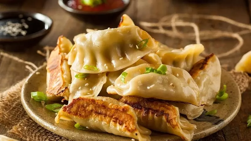 Há Cảo Gyoza Nhật Bản có rau và thịt làm nguyên liệu chính cho nhân