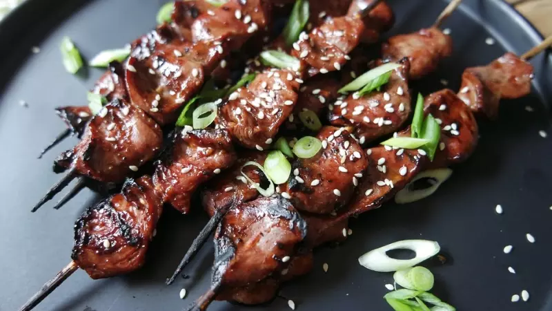 Yakitori gà nướng xiên que Nhật Bản là món nướng nổi tiếng của Nhật, thích hợp để mời bạn bè cùng thưởng thức