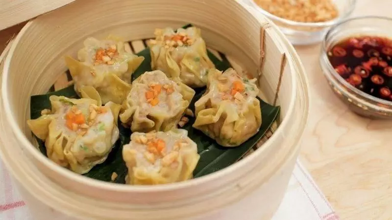 xíu mại được chế biến với nguyên liệu chính là thịt heo băm, hành lá, hành tây