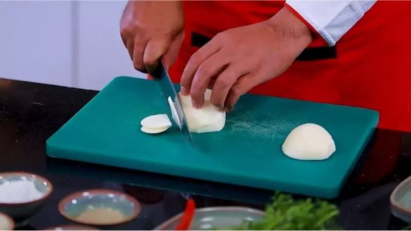 Bạn hãy bào vỏ và cắt lát, sau đó cắt sợi củ sắn
