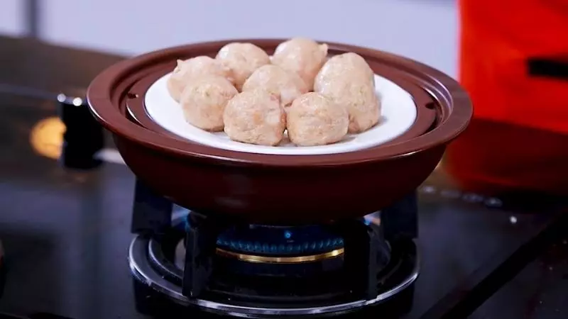 Hấp xíu mại bằng xửng hấp kể từ khi nước sôi, và hấp chúng trong vòng 10 phút