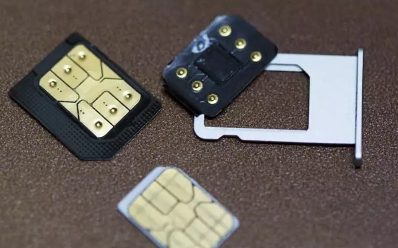 SIM ghép là một bản vi mạch nhỏ như một mảnh đồng hồ