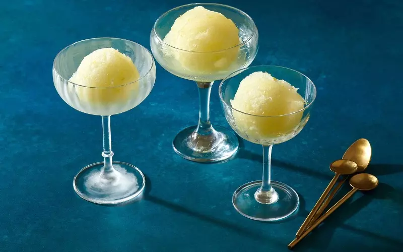 Nên lấy Sherbet và Sorbet ra khỏi ngăn đá ít nhất 5 phút trước khi ăn