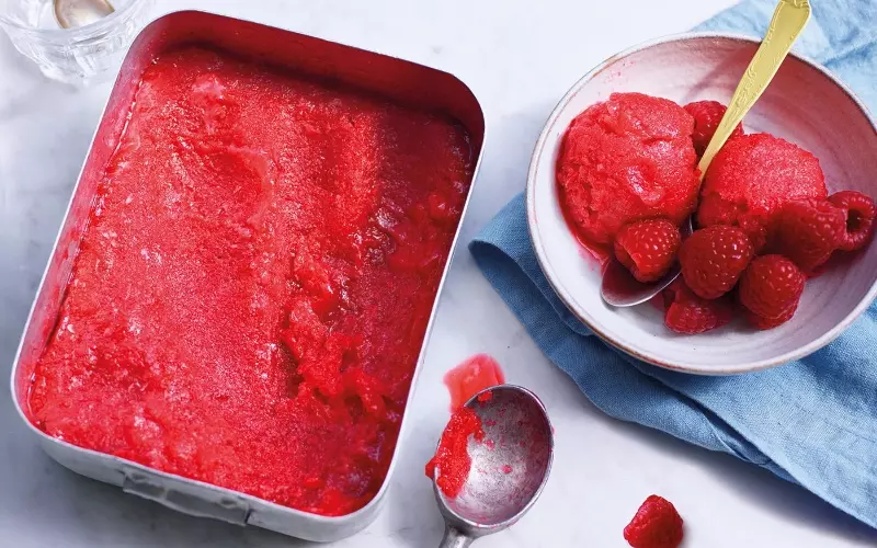 Sorbet có hai thành phần chính là trái cây, hòa trộn cùng syrup và nước