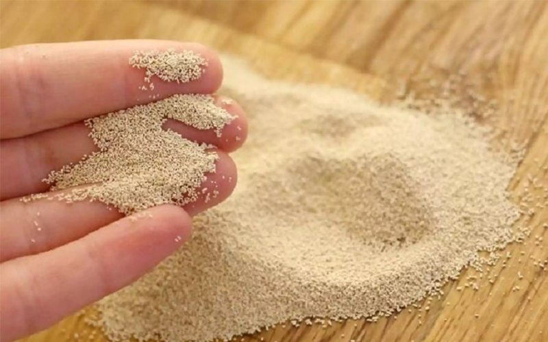 Men khô là một phụ gia thường được thêm vào bánh mì hoa cúc
