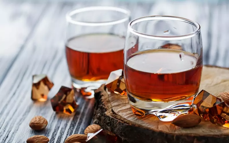 Amaretto là một loại rượu mùi, có màu nâu vàng được làm từ nhân của hạt hạnh nhân hoặc hạt mơ