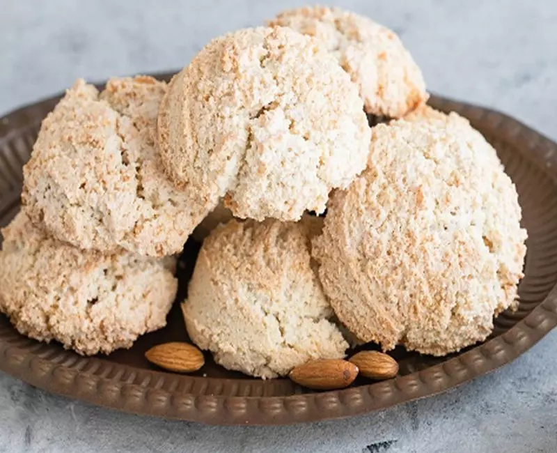 Bánh hạnh nhân được làm từ rượu Amaretto