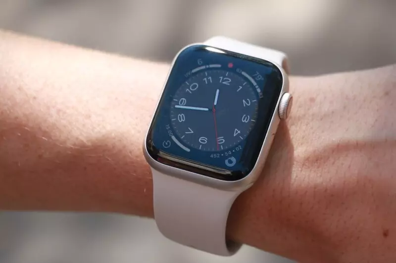Chất liệu viền nhôm vô cùng nhẹ nhàng, thiết kế viền mỏng giúp vẻ ngoài của Apple Watch SE trở nên tinh tế