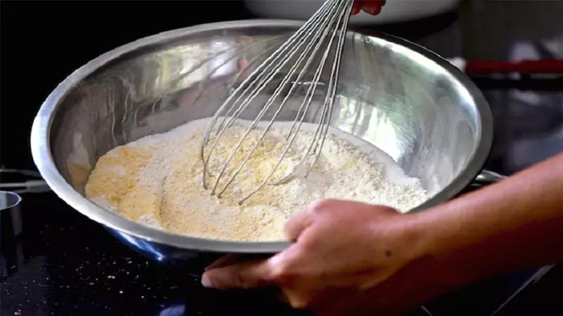 Bạn hãy trộn bột mì, đường, men nở đầu tiên