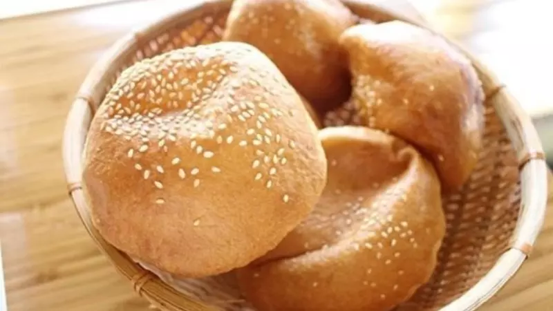 Vỏ bánh tiêu khi rán được phủ đầy hạt vừng căng phồng và hòa quyện với mùi thơm của bột mì đã được rán giòn