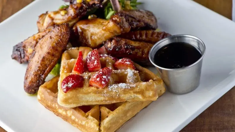 Bạn có thể kết hợp bánh waffle với nhiều loại trái cây, sốt hoặc đồ ăn mặn