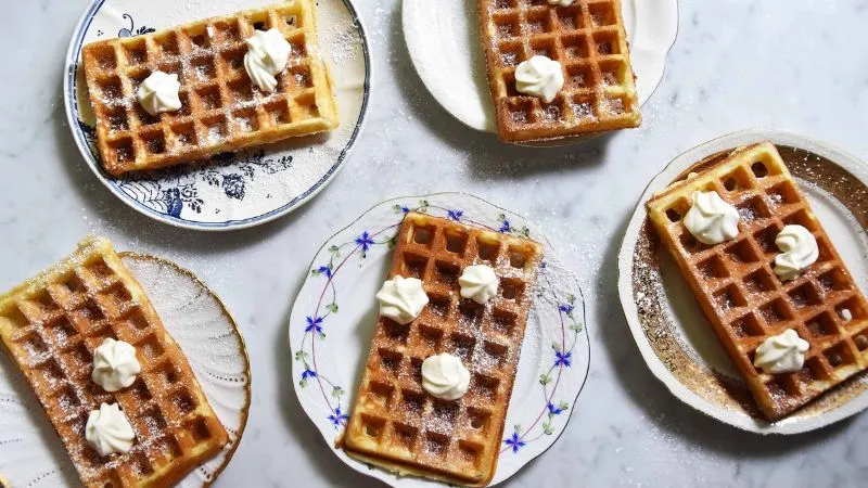 Brussels waffle sử dụng thêm men bia hoặc bột nở từ lòng trắng trứng ngoài các nguyên liệu chính