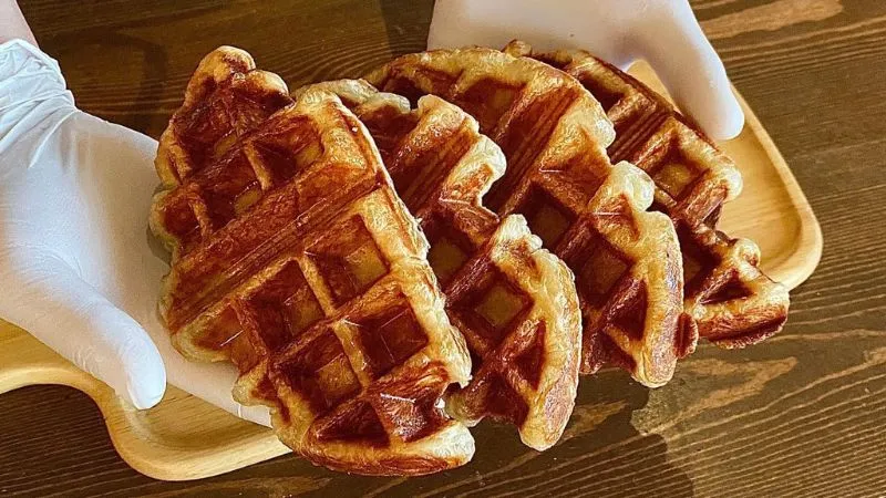 Bánh là sự kết hợp hoàn hảo giữa bánh sừng bò và bánh waffle