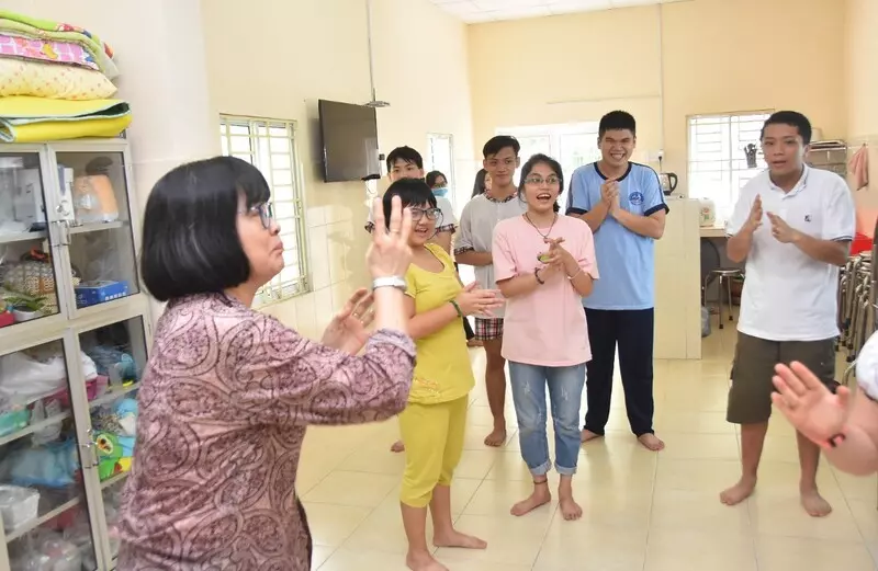 Ở Việt Nam, bảo trợ xã hội là hành động nhà nước, xã hội giúp đỡ những người có hoàn cảnh khó khăn
