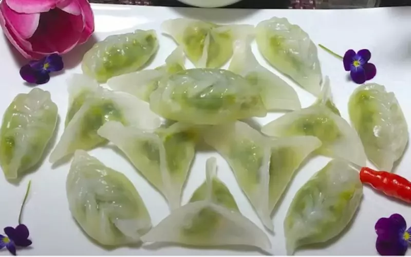 Phần bánh được làm từ bột tàn mì, bột khoai tây, tôm và một số loại gia vị khác