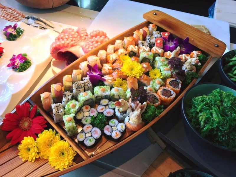 Thường nổi bật với các món ăn của đất nước này như sushi, sashimi,...