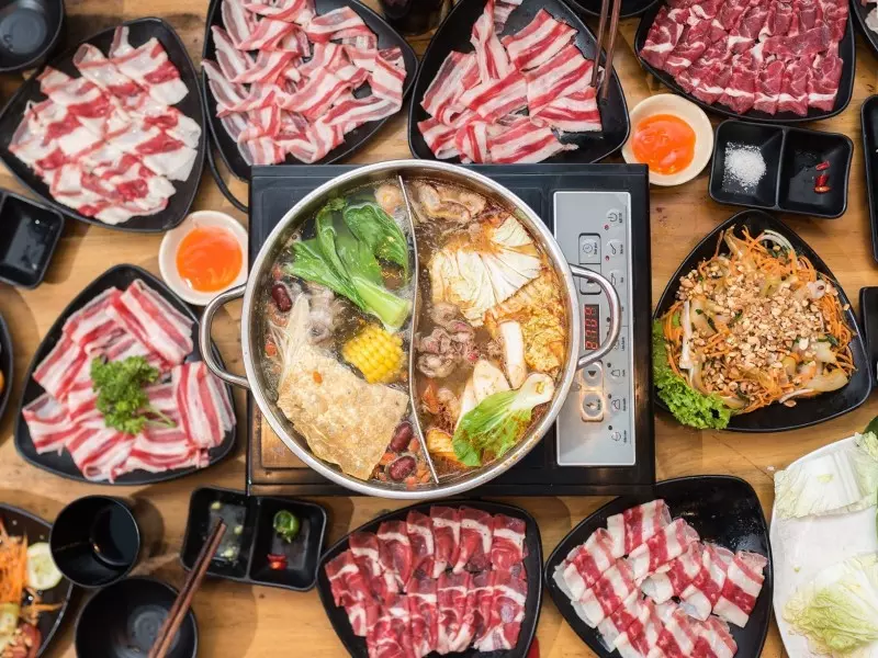 Buffet lẩu bạn sẽ được tự do chọn nước lẩu hay đồ nhúng