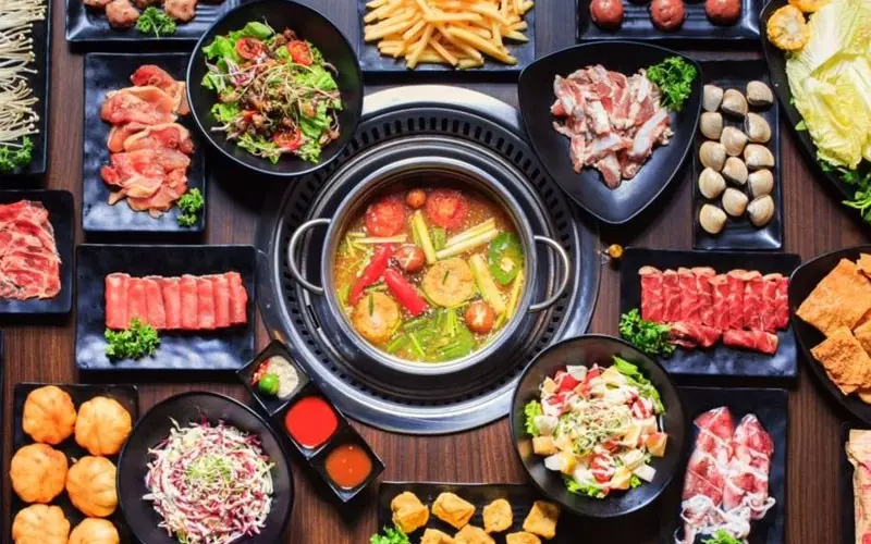 Khi đã ăn đồ nướng thỏa thích, bạn có thể chuyển qua ăn lẩu tiếp theo