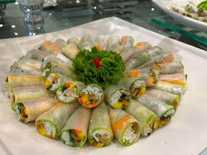 Nhà hàng sẽ phục vụ nhiều hình thức cuốn như: bì cuốn, bò bía, phở cuốn,...