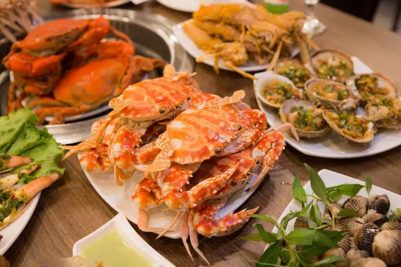 Ở đây có khá nhiều loại hải sản tươi ngon mà bạn có thể nướng hay nhúng lẩu tùy ý