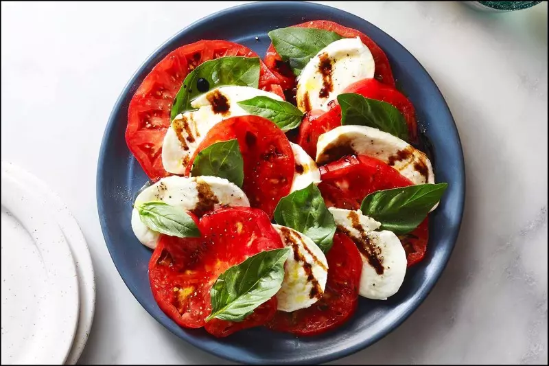 Caprese salad là một món salad có nguyên liệu cũng như cách chế biến đơn giản