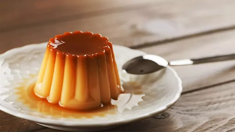 Hãy đeo găng tay để tránh bị bỏng nếu đường bắn ra khỏi nồi khi nấu caramen nhé