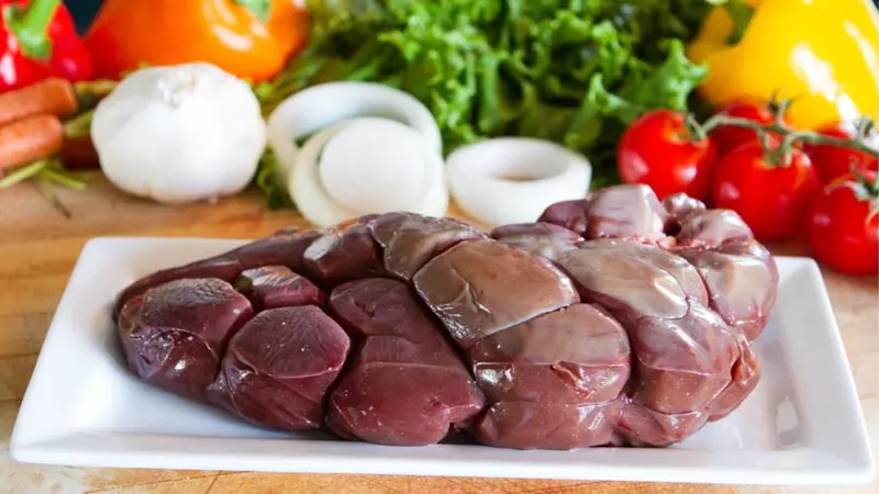 Cật heo ngon sẽ có màu sắc sậm đồng đều, thường là màu hồng hơi ngả tím hoặc là đỏ tươi