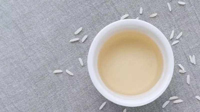 Bạn rửa sạch bằng nước sạch quả cật rồi bóp với giấm chua để loại bỏ mùi ngái đặc trưng