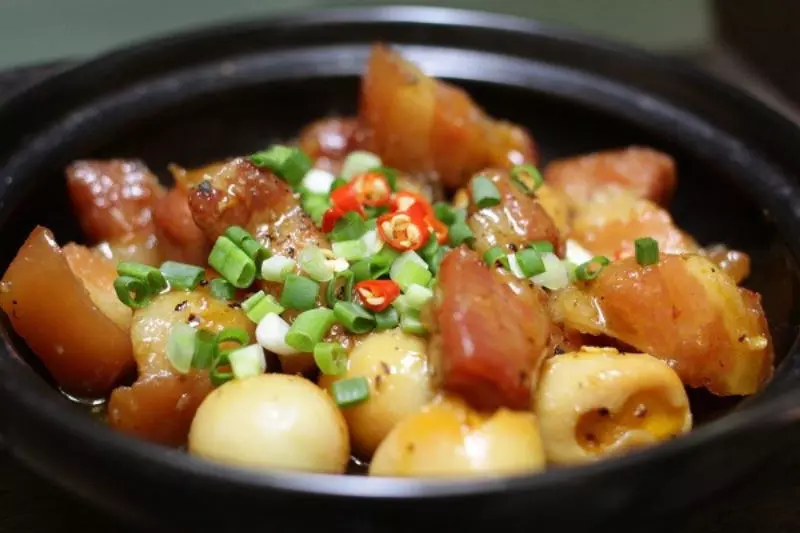 Vị của hẹ nước ngọt thanh, giòn giòn kết hợp cùng nước sốt thịt kho tưng béo sẽ là món ăn hấp dẫn cho cả gia đình
