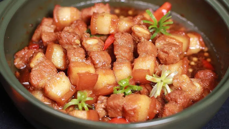 Hẹ nước kế hợp với món thịt kho tộ sẽ là món ăn hấp dẫn mọi người trong gia đình