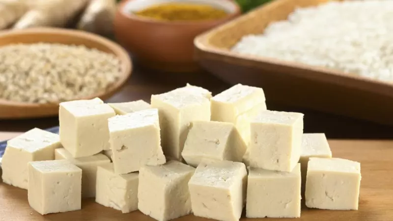 Cắt đậu phụ thành các miếng vuông