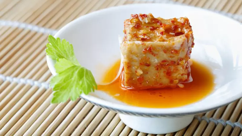 Chao đỏ thường được lên men cùng với các hương vị khác như ớt, điều để tăng cường hương vị.